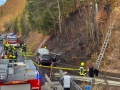 Fahrzeugbrand auf der B126 breitet sich auf Wald aus