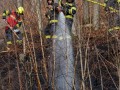 Fahrzeugbrand auf der B126 breitet sich auf Wald aus