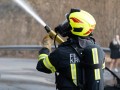 Fahrzeugbrand auf der B126 breitet sich auf Wald aus