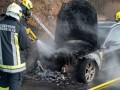Fahrzeugbrand auf der B126 breitet sich auf Wald aus