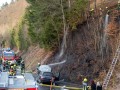 Fahrzeugbrand auf der B126 breitet sich auf Wald aus