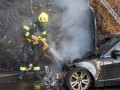 Fahrzeugbrand auf der B126 breitet sich auf Wald aus