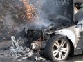 Fahrzeugbrand auf der B126 breitet sich auf Wald aus