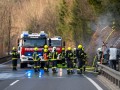 Fahrzeugbrand auf der B126 breitet sich auf Wald aus